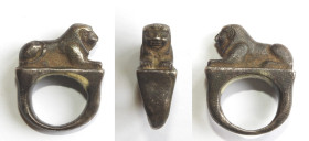 Bague massive probablement en argent, ornée d’un sphinx en ronde-bosse la tête recouverte d’un couvre-chef décoré d’un uraeus. 
Le sphinx avait un car...