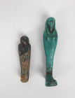 Deux oushebtis en fritte polychrome
Epoque ptolémaïque 
En l'état, manques visibles et accidents, restaurations 
Hauteur : 7 à 10 cm

Expert : Hervé N...