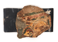 Fragment représentant un buste fils d’Horus faucon
Enduit polychrome 
Basse Epoque 
Haut : 18 cm avec socle 
En l’état 

Provenance : vente publique D...