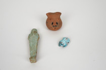 Oushebti inscrit en fritte 
Basse Epoque 
En l’état
Longueur : 10,5 cm
Provenance : ancienne collection française du général L. 

Joint un scarabée de...