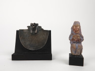Singe tenant un disque solaire en calcaire polychrome
Basse Epoque 
En l’état 
Hauteur : 7 à 8 cm

On y joint une égide de Sekhmet métal argenté de st...