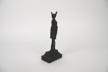 Déesse Isis Hathor marchant 
Bronze patiné ou alliage 
Style Basse Epoque 
Socle type Napoléon III 
Hauteur totale : 17,5 cm environ

Expert : Hervé N...