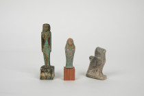 Trois statuettes Oushebti en fritte et pierre
Divinité ou concubine et faucon Horus 
Manques.
Hauteur : 6 à 9 cm

Expert : Hervé Naudy