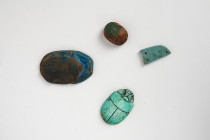 Trois scarabées d'époques diverses, et une aile de scarabée en fritte d'époque ptolémaïque. 
Hauteur : 2,5 à 6 cm

Provenance : anciennes collections ...