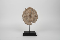 Visage antéfixe, probablement Alexandre le Grand en Zeus Amon 
Terre cuite 
Epoque ptolémaïque 
Restaurations
Hauteur avec socle : 27,5 cm

Provenance...