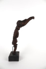 Statuette sculptée en bois dur de type Tangata Manu
Homme oiseau 
Un rituel annuel organisait une compétition afin de recuillir le premier œuf de ster...
