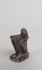 Amulette de grande taille représentant une statue cube, les mains à plat sur les genoux
Pierre
4,8 cm

Travail dans le style de l’Egypte du Moyen Empi...