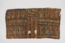 Parure de sarcophage présentant Anubis et une momie dans une scène d’embaumement, des inscriptions de hiéroglyphes en colonne et dieux debout dans des...