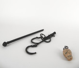 Fléau de balance à trois crochets de suspension à extrémité en col de cygne, comportant une partie graduée sous forme de points et un curseur représen...
