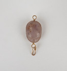 Scarabée naturaliste, la tête finement sculptée, les ailes gravées, monté en pendentif, probablement un cachet non inscrit
Améthyste et or
2,8 cm pour...