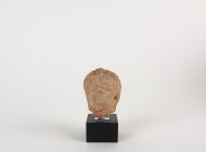 Tête de statuette représentant une femme
Terre cuite
Hauteur : 4.5 cm

Monde méditerranéen probablement Période hellénistique.

Expert : Florian Bourg...