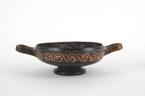 Coupe lékanis à deux anses latérales et frise géométrique d’enroulements en S, palmette sous la base
Terre cuite
Restaurations anciennes
Diamètre : 23...