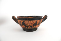 Coupe ou skyphos à deux anses de taille importante à décor de personnages assis entre deux palmettes
Terre cuite
Restaurations anciennes
Diamètre : 26...