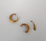 Paire de boucles d’oreilles à jonc creux en trois fragments
Accidents
Or
1,7 cm pour la plus grande
0,99 gr

Grèce Période hellénistique ou monde roma...