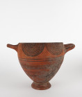 Grande coupe à deux anses et pied conique à décor de cercles concentriques en noir sur un fond rouge
Terre cuite
Diamètre : 21,5 cm

Grande Grèce V èm...