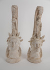 Paire de pseudo vases plastique représentant un buste orné d’une couronne de feuilles et surmonté d’une figure féminine
Terre cuite
Restaurations et m...