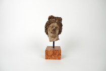Tête d’Apollon en marbre sculpté dans la tradition de l’art romano-hellénistique
Haute Epoque
Hauteur : 16,5cm
Hors socle.

Expert : Hervé Naudy...