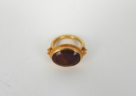 Bague en or ancien décorée d’une intaille en cornaline représentant Alexandre le Grand ou la déesse Athéna 
Art romain antique ou postérieur 
2 cm de ...