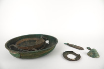 Important lot d’objets comportant une coupe avec décor de feuille en applique, une anse de chaudron, un fragment d’épée pistilliforme, etc.
Bronze
Acc...