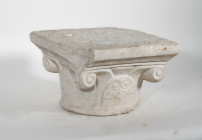Chapiteau à décor de fleurs stylisées se terminant par des enroulements
Pierre
21 cm
