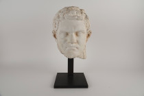 Tête et reste de buste d’empereur, probablement Caracalla (Marcus Aurelius Antoninius Bassianus) 
Né à Lyon (188-217 après JC)
Marbre à veines naturel...