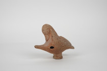 Rare et inusuel biberon canard de malade en terre cuite à infimes restes d’engobe.
Epoque romaine, Premiers siècles ap. JC 
Longueur : 14 cm 
Lacunes,...