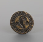 Sceau représentant une faucille accostée de trois fleurettes et d’une légende circulaire
Bronze
2,5 cm

XIV-XV ème siècles

Provenance : Vente Giraude...