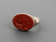 Jolie bague dont le chaton présente une intaille représentant une chèvre devant un arbre
Argent et jaspe rouge
Tour de doigt 52

Période romaine

Prov...