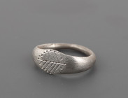 Bague à décor d’un épi surmonté de trois points
Argent
Tour de doigt 47

Période romaine

Provenance : Timeline Auctions

Expert : Florian Bourguet...