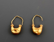 Paire de boucles d’oreilles en forme de besace
Or
Accidents
Poids: 2,7 gr

Travail antique, probablement romain

Provenance: Baron Ribeyre 29 Juin 202...
