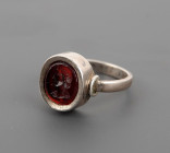 Bague à décor d’intaille représentant un personnage tête nue
Argent et cornaline
Tour de doigt 56

Période romaine

Expert : Florian Bourguet