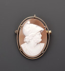 Camée représentant Pericles coiffé d’un casque richement orné
Coquille
Taille du camée 3 cm

XIX ème siècle

Expert : Florian Bourguet