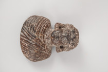 Buste de femme portant un vêtement couvrant, un bandeau ouvragé et tressé sur une chevelure élaborée
Une bélière se trouve au niveau de la nuque
Pierr...