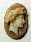 Fin camée représentant un profil féminin sur agate ou coquillage 
Style romain
Manques 
Longeur : 18 mm

Expert : Hervé Naudy