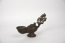 Deux lampes à huile en bronze ou alliage 
Style romain, probablement ancien travail des ateliers de Pompéi ou napolitains
En l’état 
Longueur : 22 à 2...