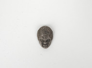 Petite tête d’applique en argent figurant une tête d’homme africain 
Epoque romaine ou postérieure
Hauteur : 3cm

Expert : Hervé Naudy