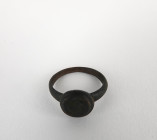 Bague sceau à décor d’animal fantastique se terminant en poisson en creux
Bronze

Période romaine

Provenance : Vente De Maigret 17 Mai 2024 lot 98

E...