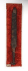 Panneau contenant un Scramasax mérovingien en fer
V-VIIe siècle ap JC 
Hauteur : 34,5 cm
Etiquette ancienne avec inscription : "scraramsax trouvé à Su...