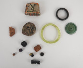 Important lot d’éléments en verre ou pâte de verre comprenant bracelets, perles, fond de verrerie et poids, éléments d’incrustation.
On y joint deux é...