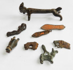 Ensemble d’objets en bronze dont un pendentif manches de couteau fibules. 
Epoque romaine et autres. 
Longeur max env. 8 cm