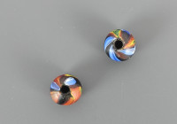 Deux perles millefiori ornés de têtes à longue chevelure 
Perse 
Environ 1,5 cm (chaque)

Expert : Hervé Naudy