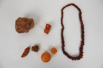 Ambres et objets divers des régions baltes ou autre dont Copal (ambre jeune) avec inclusions d’insectes.
XVIIIe à XXe siècle 
Usures

Provenance : anc...