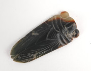 Grande cigale les ailes finement travaillées
Pierre apparentée au jade
8,2 cm

Chine XIX ème siècle

Expert : Florian Bourguet