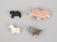 Ensemble de quatre amulettes de forme animale, principalement bovidés, certaines à décor de cercles pointés
Matières diverses, principalement pierre
2...