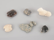 Ensemble de six amulettes de forme animale ou géométrique, tortue, bovidé, grenouille
Pierre
2,9 à 5,5 cm

Proche Orient, probablement Uruk aux dynast...