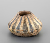 Pot en faience à glaçure bleue et décor géométrique
On y joint un papier trouvé roulé à l’intérieur indiquant « Petit pot en faience des fouilles de S...