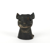 Tête de lion Seldjoukide
Bronze ou fonte de laiton
Iran, XII – XIIIe siècle, période Seldjoukide

Cette tête de félidé à la base ajourée provient prob...