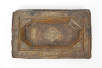 Plateau Seldjoukide
Bronze incrusté d’argent et de cuivre 
Iran, XII – XIIIe siècle, période Seldjoukide
18,5 x 29,5 cm

Ce plateau à décor calligraph...