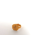 Bague en or composée d’éléments anciens, dont le chaton octogonal est orné en relief du Christ bénissant
Epoque byzantine, vers 1330-1400 ap JC
Diamèt...