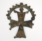 Croix paleochrétienne comportant un décor damasquiné d’éléments végétaux et volatiles, surmonté d’une inscription en grec en demi cercle
Bronze
Restau...